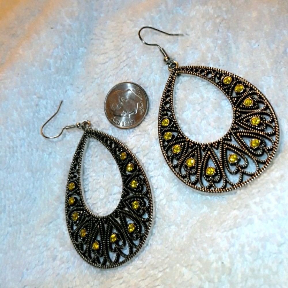 NWOT silver tone teardrop with yellow sets pierced